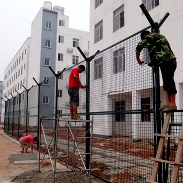 看守所警戒線隔離網(wǎng) 全封閉式監(jiān)獄防護(hù)網(wǎng)廠家供應(yīng)圖片1 看守所警戒線隔離網(wǎng) 全封閉式監(jiān)獄防護(hù)網(wǎng)廠家供應(yīng)圖片1