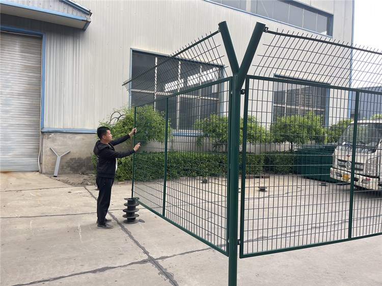 浸塑隔離防護(hù)網(wǎng)圖片4 浸塑隔離防護(hù)網(wǎng)圖片4