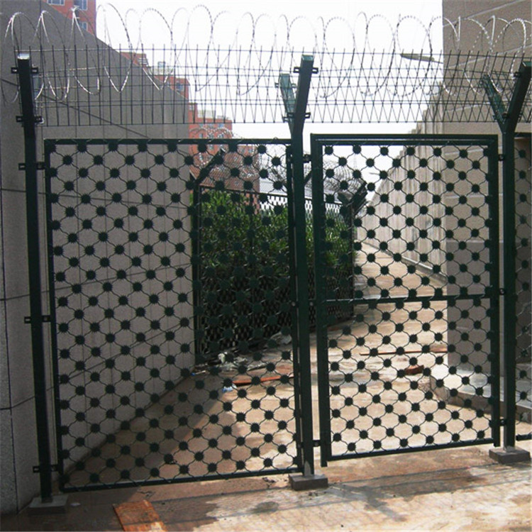 白色梅花刺鋼網(wǎng)墻 圖片3 白色梅花刺鋼網(wǎng)墻 圖片3