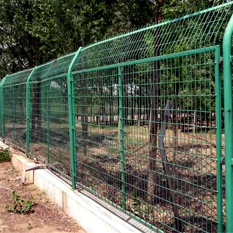 圍地用鐵絲網(wǎng)圍欄廠家圖片4 圍地用鐵絲網(wǎng)圍欄廠家圖片4